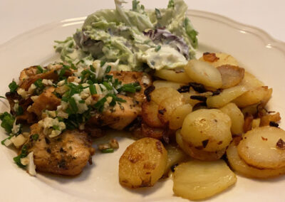 Pouletbrust mit Knoblauch-Schnittlauch-Topping, Bratkartoffeln und erfischendem Salat